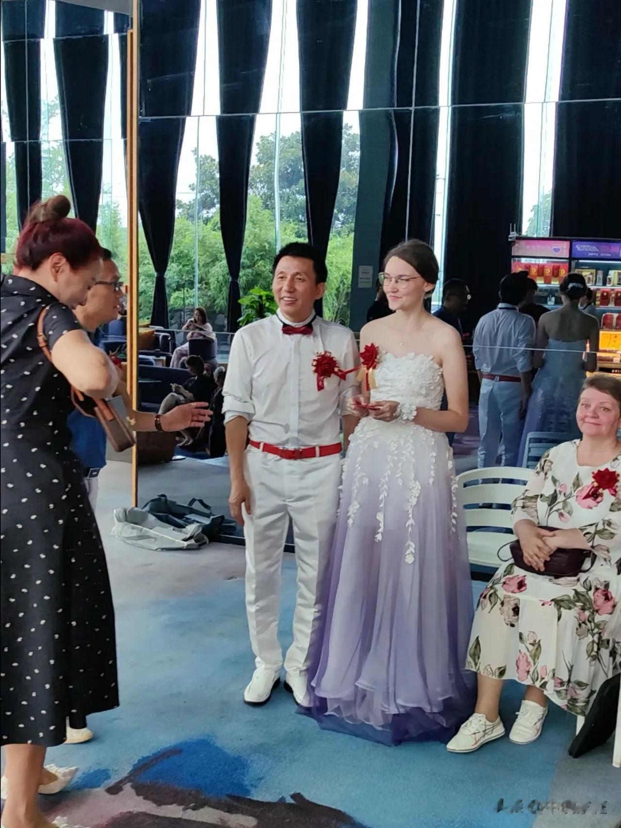 我们2018年认识，2023年重庆举行婚礼。不同意的主要原因是：丽娜太优秀，博士