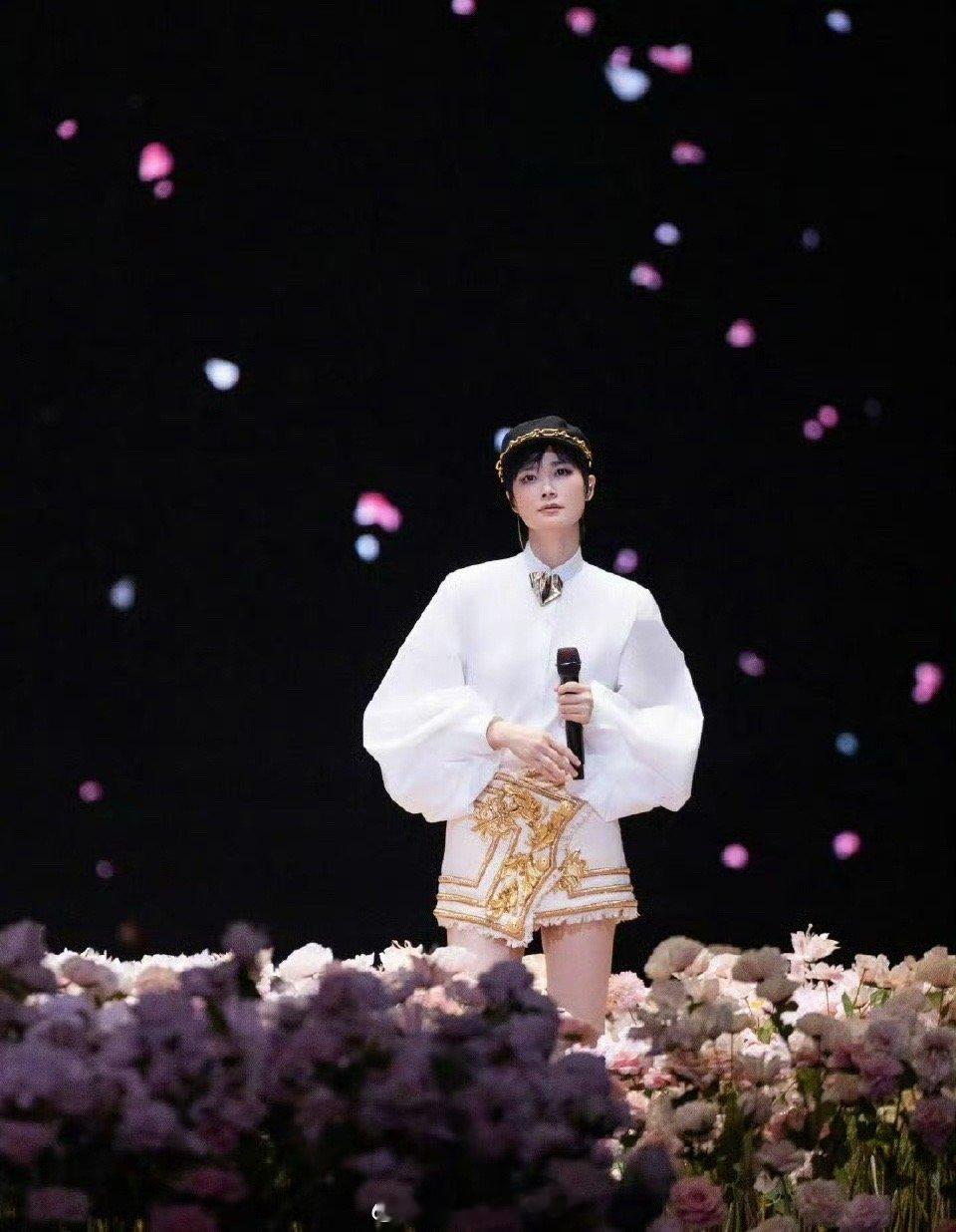 李宇春春晚最满足的一件事 每次看到李宇春的演唱会都很震撼哇，真的不要太棒了嘞，满