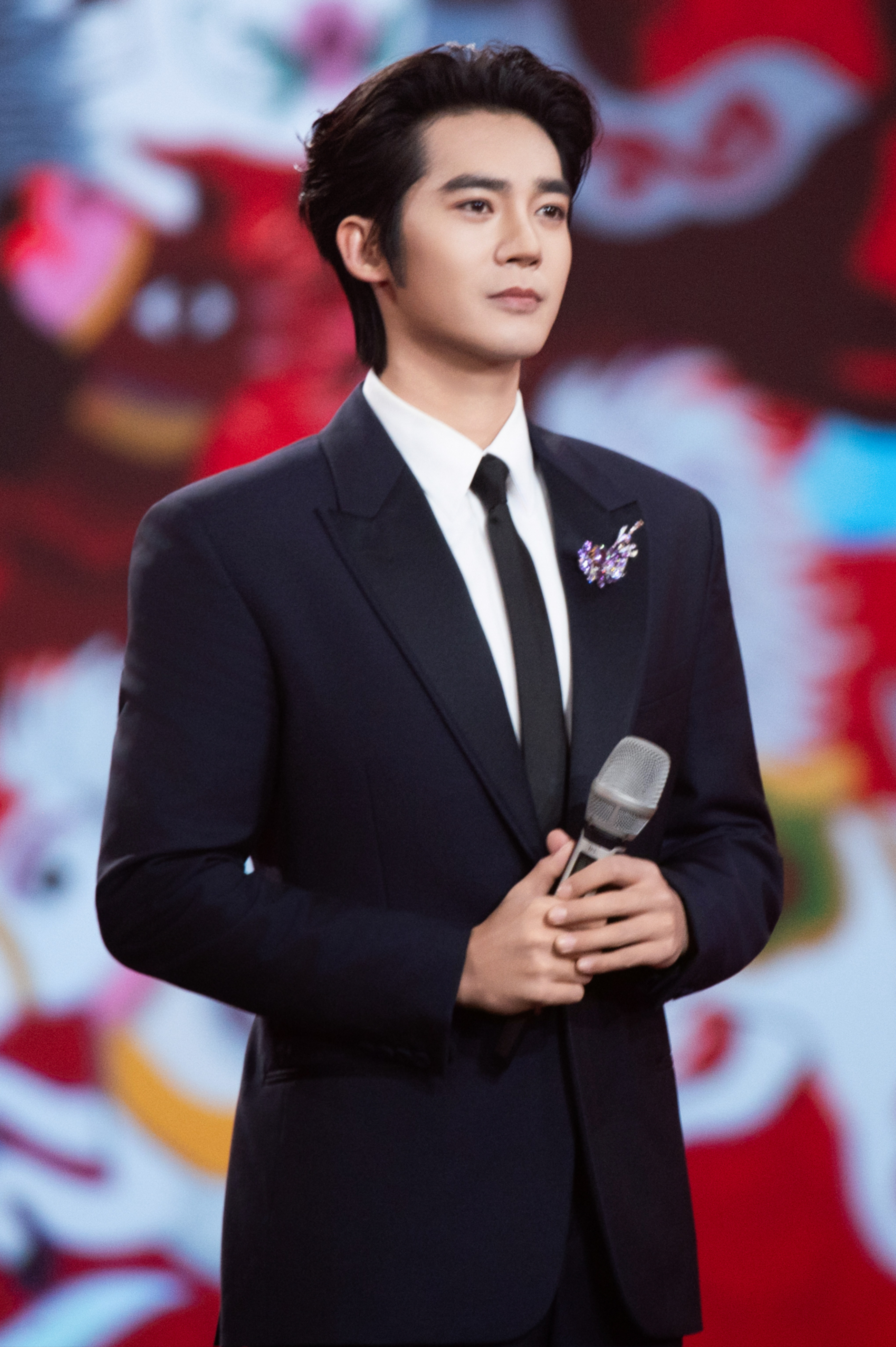 于适｜2026百花迎春主持人小于再上线 ！尚美高定珠宝胸针继续加持造型 ，来自今