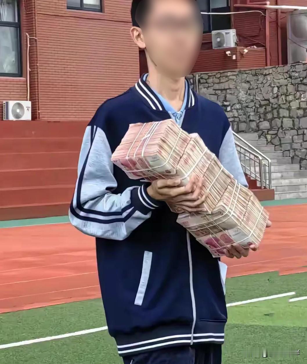 私立学校尊师重教的氛围真的是浓厚！山东烟台市青华中学的一名学生今年高考被清华大学
