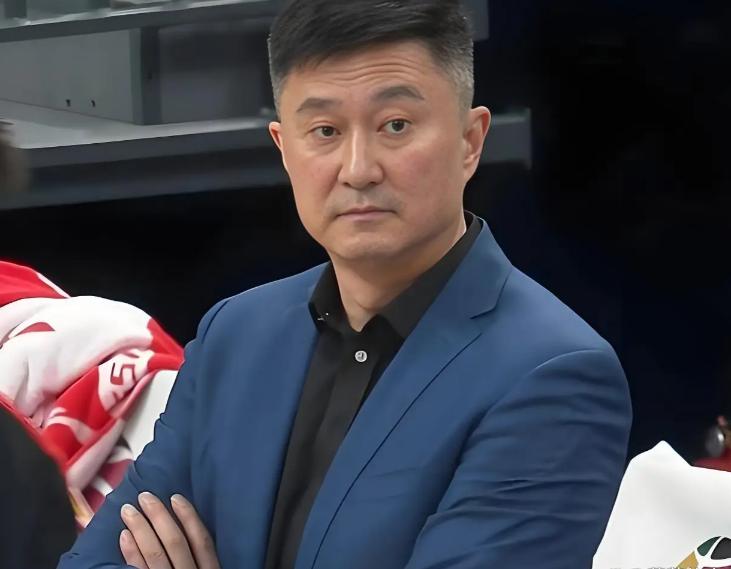 杜锋离开广东宏远的消息传来时，没有盛大的告别，也没有提前铺垫。那个曾经在场边双手