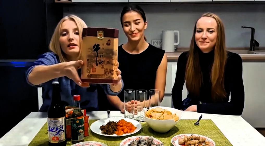 五一假期，七个来国内读书的俄罗斯姑娘到长沙游玩，在湘菜馆吃完饭后，一算账单总共1
