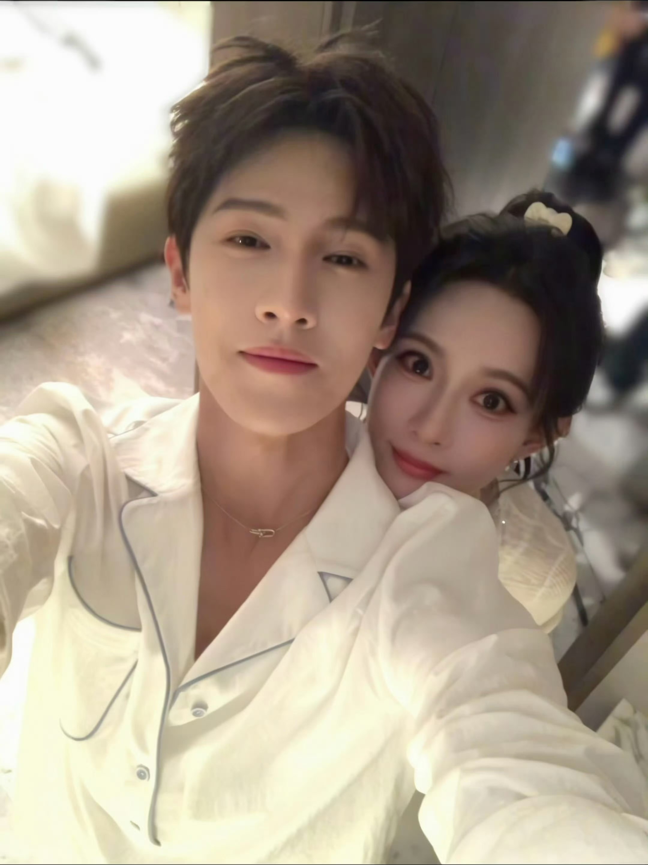 李昀锐穿睡衣拍七夕物料李昀锐穿睡衣拍尚公主七夕物料 李昀锐怎么穿睡衣和孟姐拍七夕