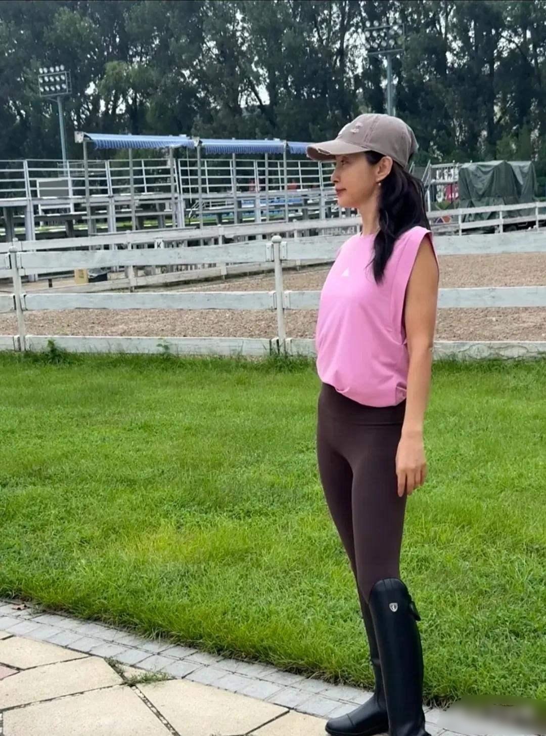 大花李冰冰现身北京一马场，让人才惊觉：原来娱乐圈真的有不老女神！她穿着粉色无袖衫