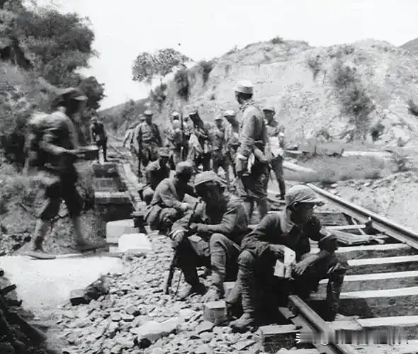 1943年，一名小兵炸日军炮楼，却把炸药包放错了位置，引爆之后，日军的炮楼纹丝不