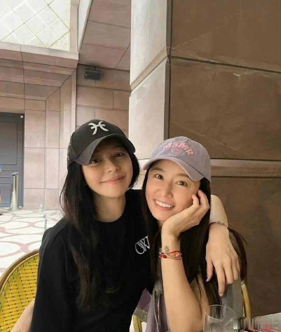 林心如和许若瑄素颜合照，看得出来她们是即将奔50的人吗 ​​​