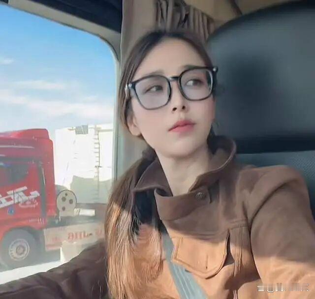 一路走好！
12月23日，安徽网红“半挂西施”王迪开着满载货物的半挂行至高泉时，