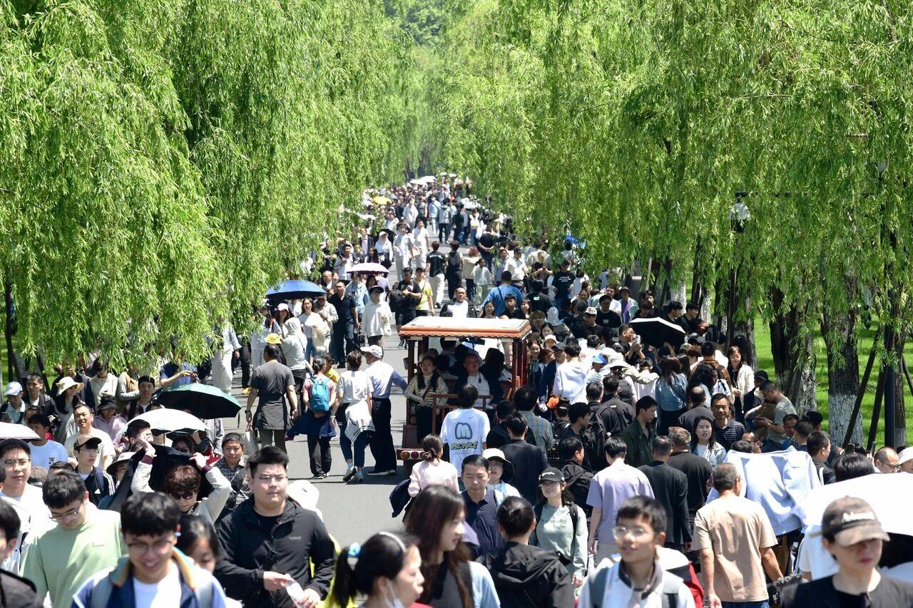 西湖这波赢麻了？353万人挤到“质壁分离”，外滩看了都害怕！
知道五一假期哪里最
