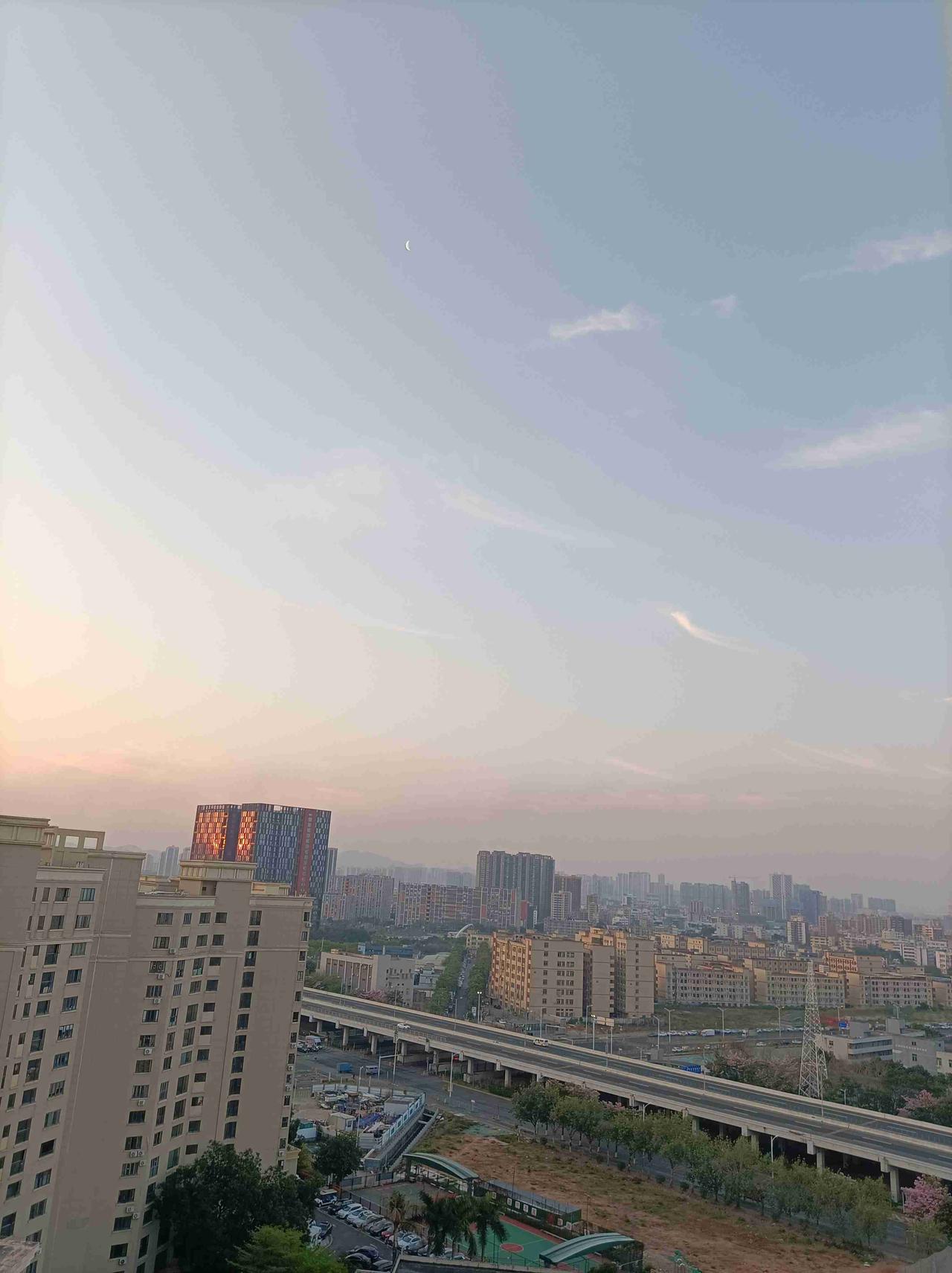 我的今日状态：😁轻松愉快
我这里的天气：☀️晴天深圳今日晴转多云，气温13度到