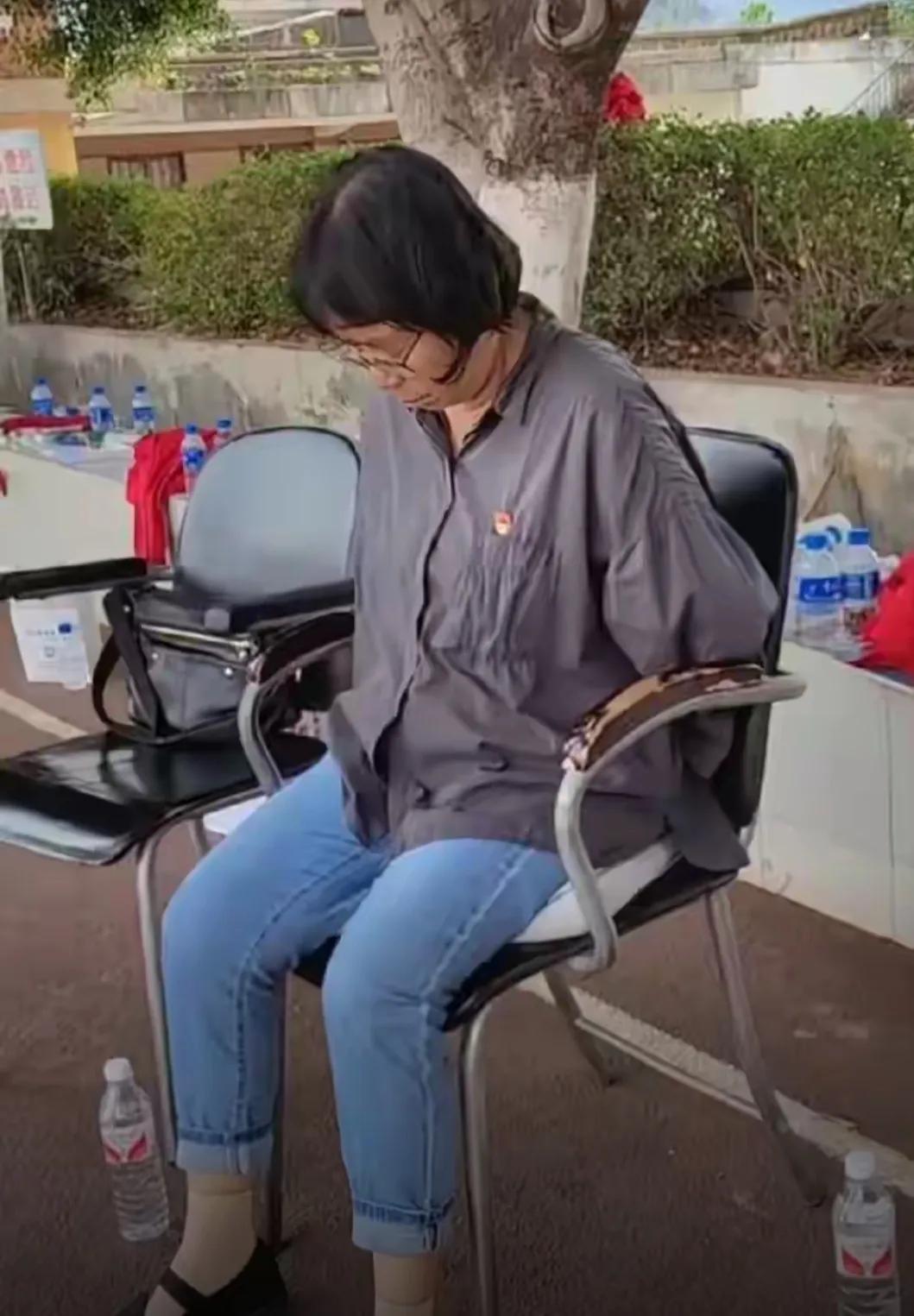张老师穿得太简谱了！感觉这衣服都掉色了，袖子上抽的褶皱，肥肥大大的，工人的工作服