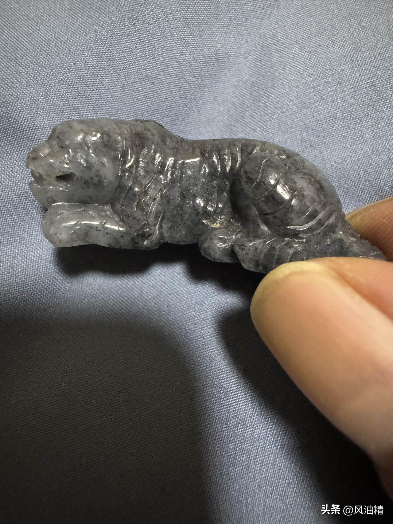 喜欢上了玉石雕刻，给大家看看之前入手的一件玉雕青花小老虎🐯
