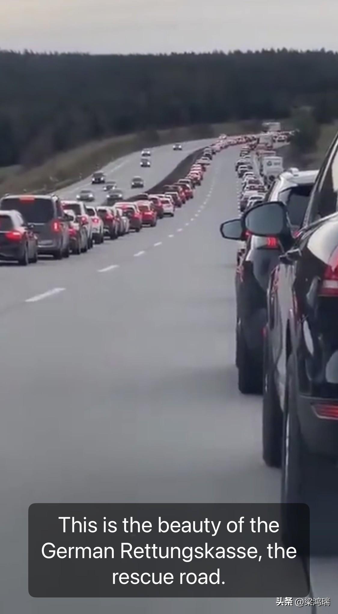 德国和奥地利的交通法规要求，当高速公路因紧急情况导致交通中断时，驾驶员必须组成紧