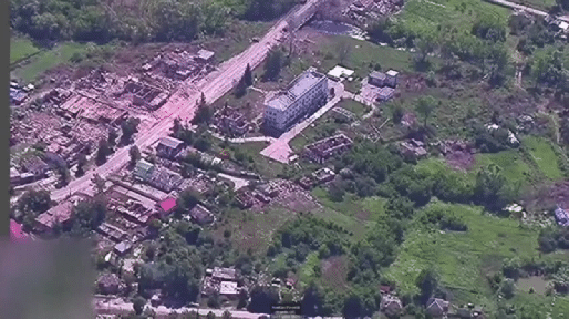 3吨“铁疙瘩”从天而降：俄军首次使用威力巨大的FAB-3000制导炸弹。

俄罗