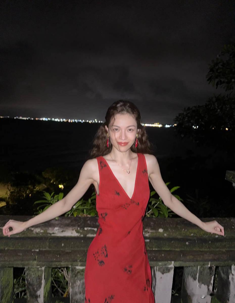 她夜色写真惊艳亮相，红裙深V吊带尽显迷人风采 。近日，知名女演员钟楚曦在社交媒体