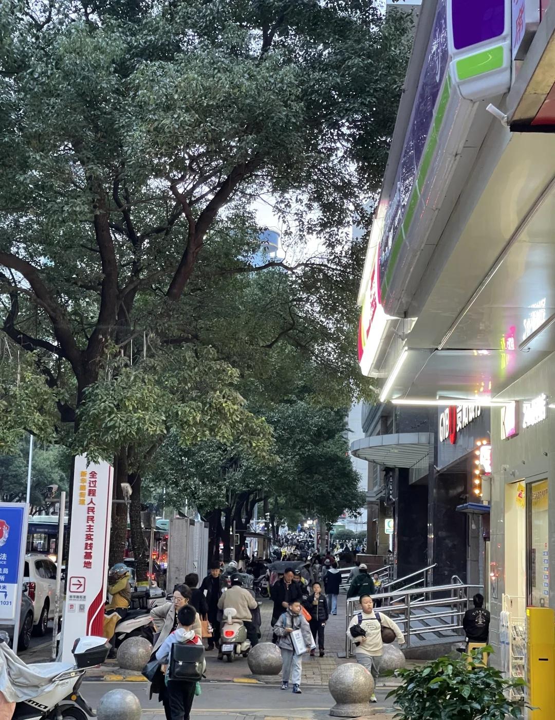 在观山湖生活久了，感觉城区好热闹啊
以前总觉得老城区交通拥挤，分布杂乱，不太喜欢