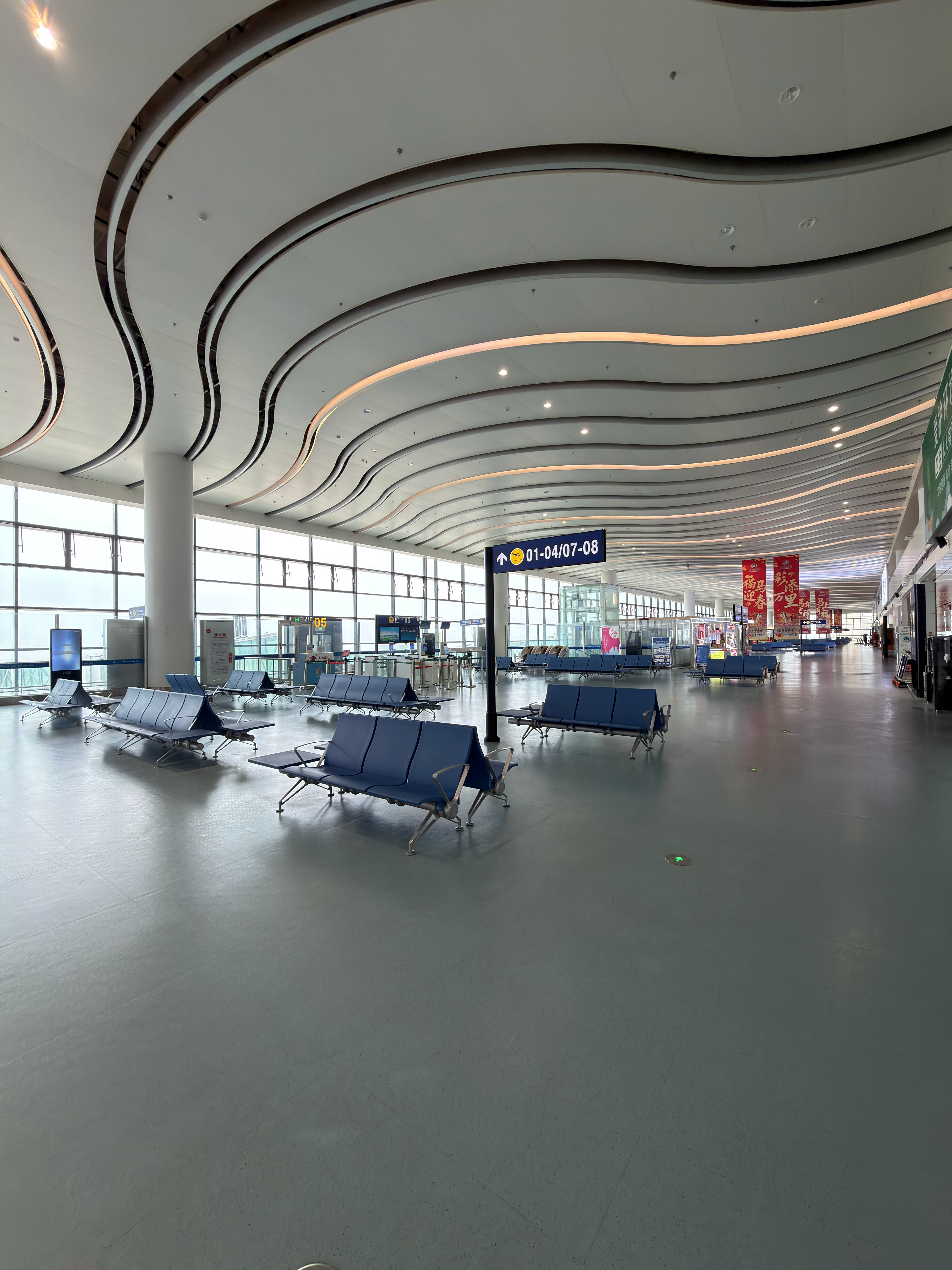 emmm，安检完走到登机口，怎么就我一个乘客…安检不用排队，登机口没人，咖啡厅没