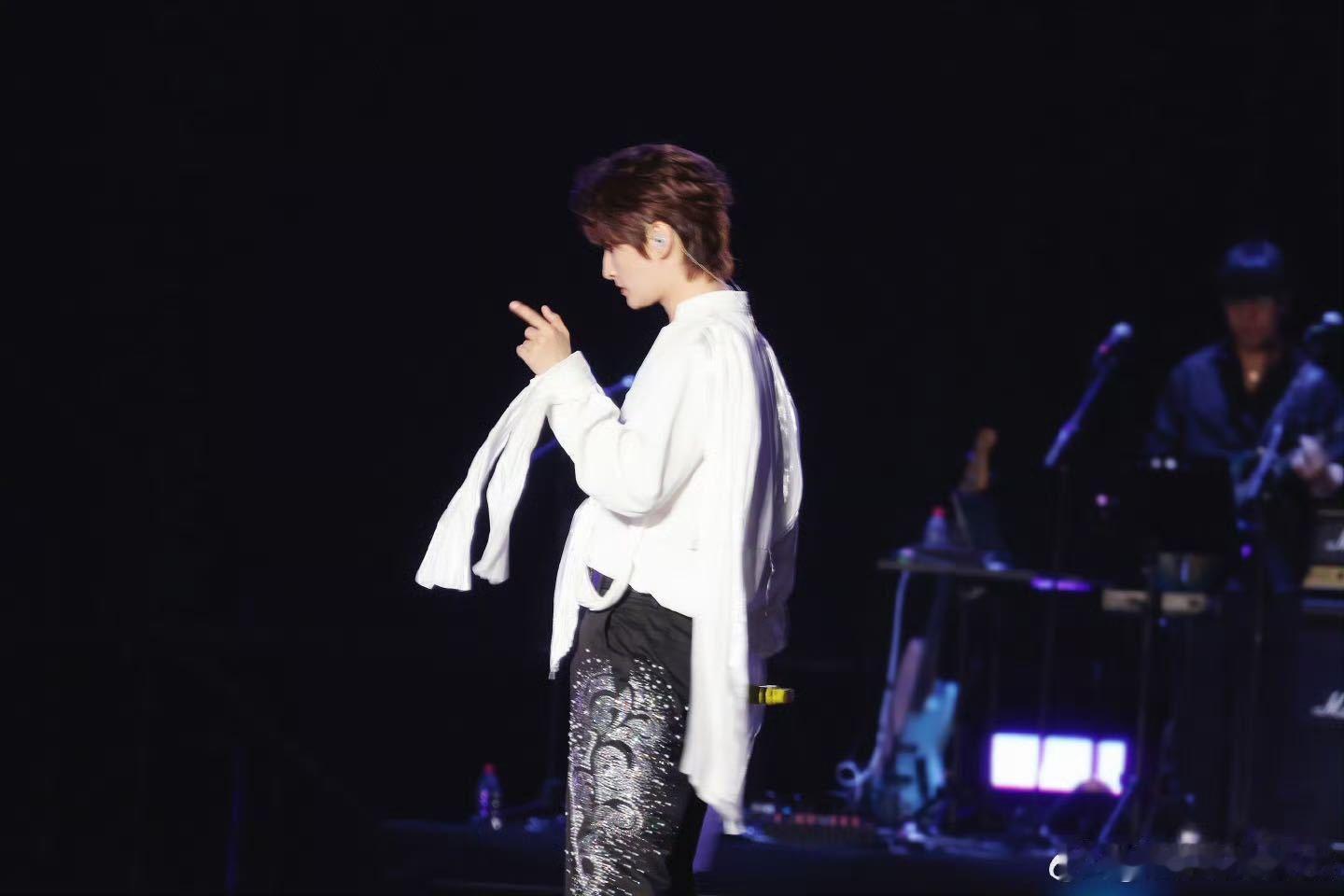 我支持张远版情歌王 谁懂张远的情歌杀伤力，每一句都很走心，现场听肯定更绝，希望能