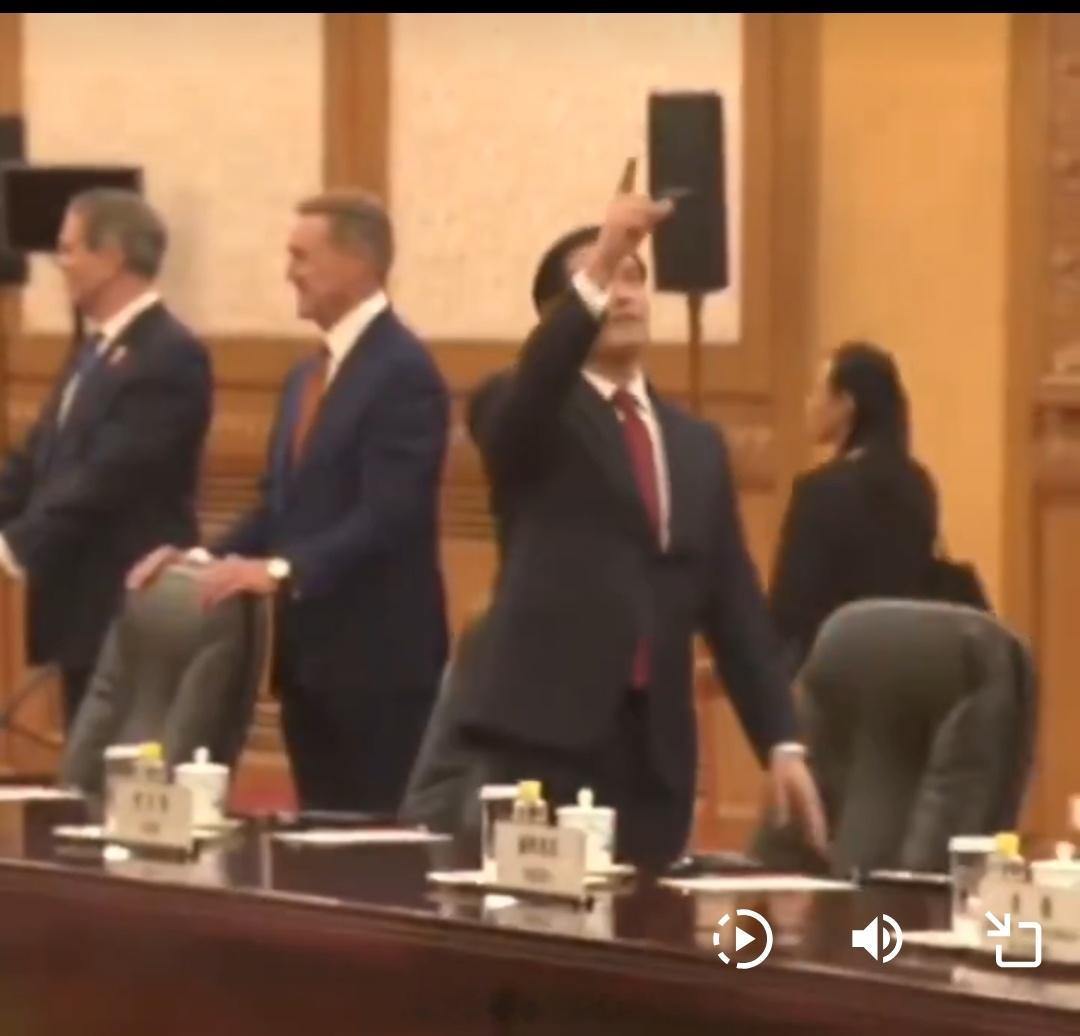 美国国务卿鲁比奥对人民大会堂大厅华丽宏伟的装饰表达了赞叹。美国务卿鲁比奥点赞中式