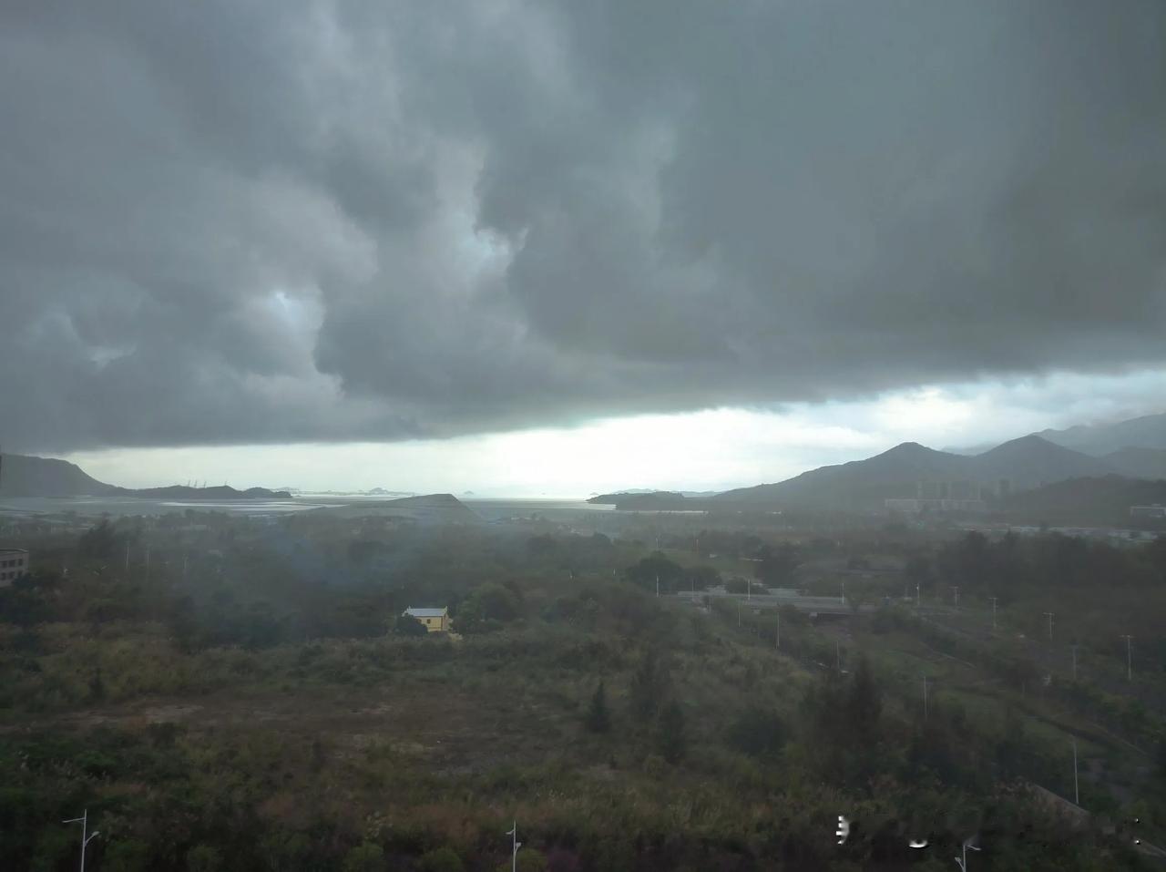 乌云欲盖青山仞
横风将扫碧海潮
骤雨敲窗落泪痕
惊雷入耳满天啸
初夏皆是水雾深