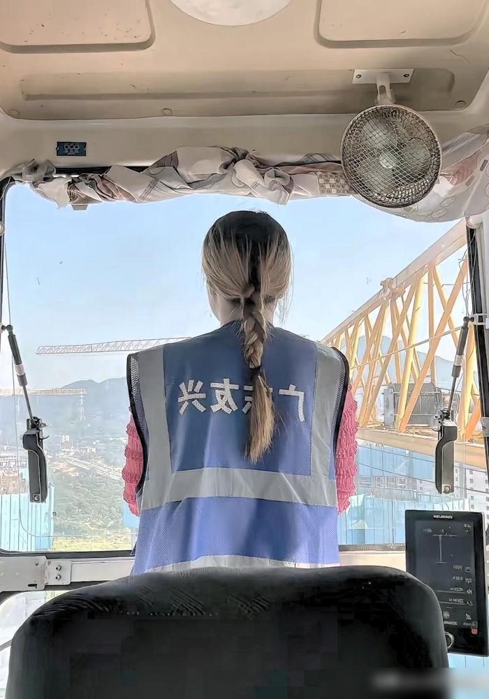 36岁塔吊女司机被工地清退，四个月两万五工资一分没结。

说真的我之前在工地干了