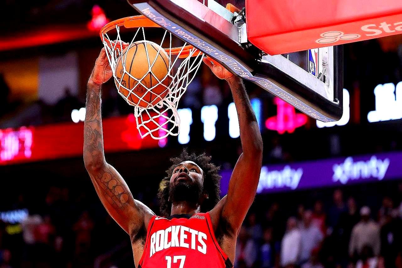 火箭现在防守还行，联盟前五，但进攻简直拉胯到家。三分命中率跌到33.8%，联盟倒