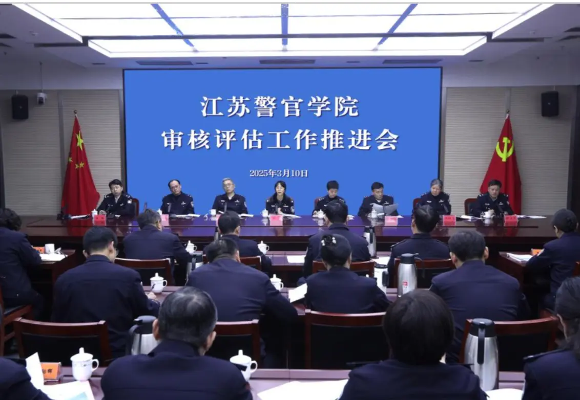 江苏警官学院^O^黄进院长。岁月磨不去骨子里的纯粹，知性温柔与御姐飒气...