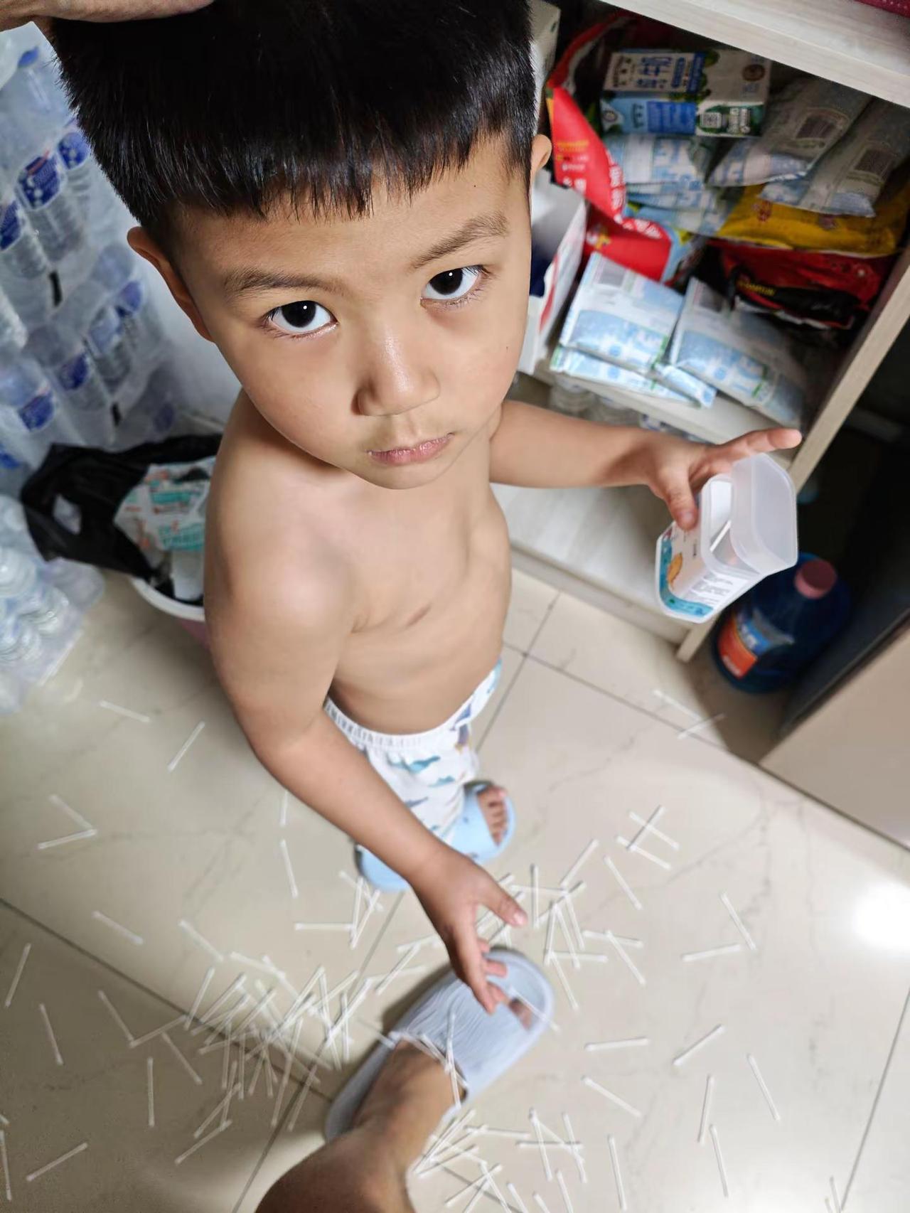 他总想帮忙，可是总是帮倒忙，就像他妈一样