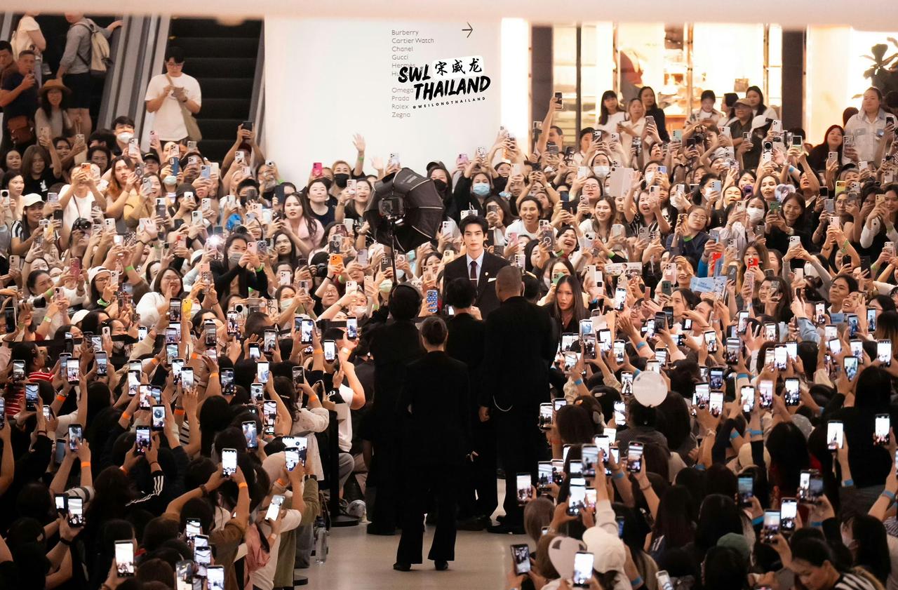 我的天啊，半个泰国的迷妹都来看宋威龙了吧。

昨天宋威龙出席泰国商场线下活动，一