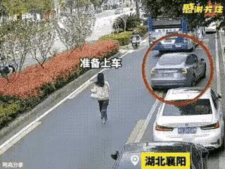 这起事故发生是必然的，本来女子停车就停错地方了，又一错再错，车门子掉了是小事儿，