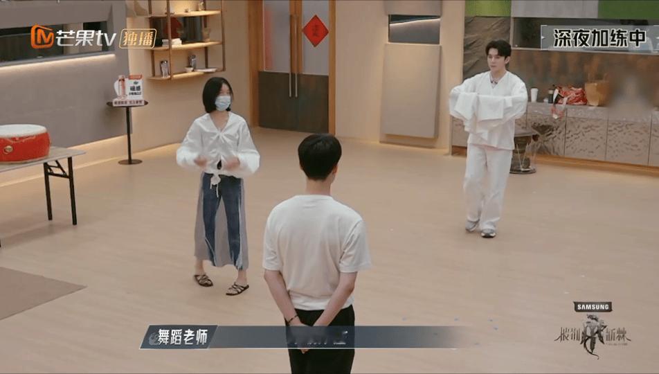 #石凯熬夜陪李佳琦练水袖#石凯你是什么宝藏男孩啊！熬夜陪李佳琦练水袖，也太暖了吧