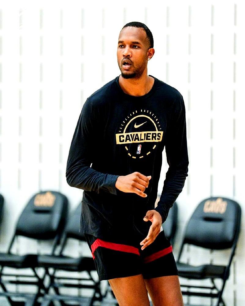 球迷的脸，这次真的被打肿了。

赛前，多少人喊着让萨姆·梅里尔首发，换下投篮不准