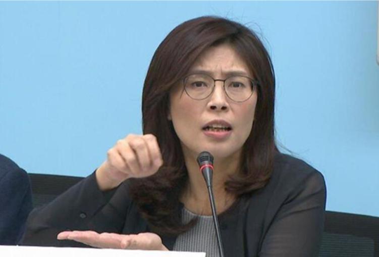 9月5日，郑丽文杀到台东，把战旗亲手交给国民党台东县长参选人吴秀华。现场上千人挥