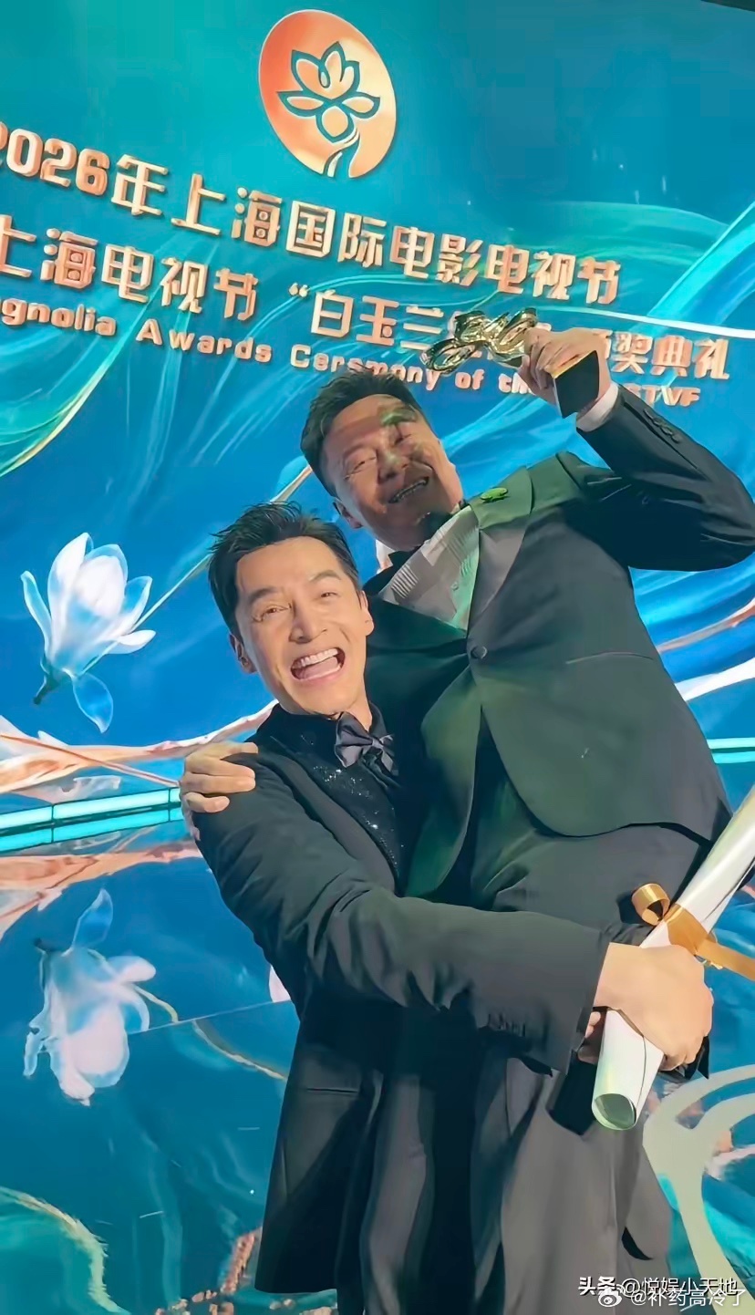 要被胡歌笑死了李雪导演只是要求来个合影，胡歌却说必须要来一个与众不同的 