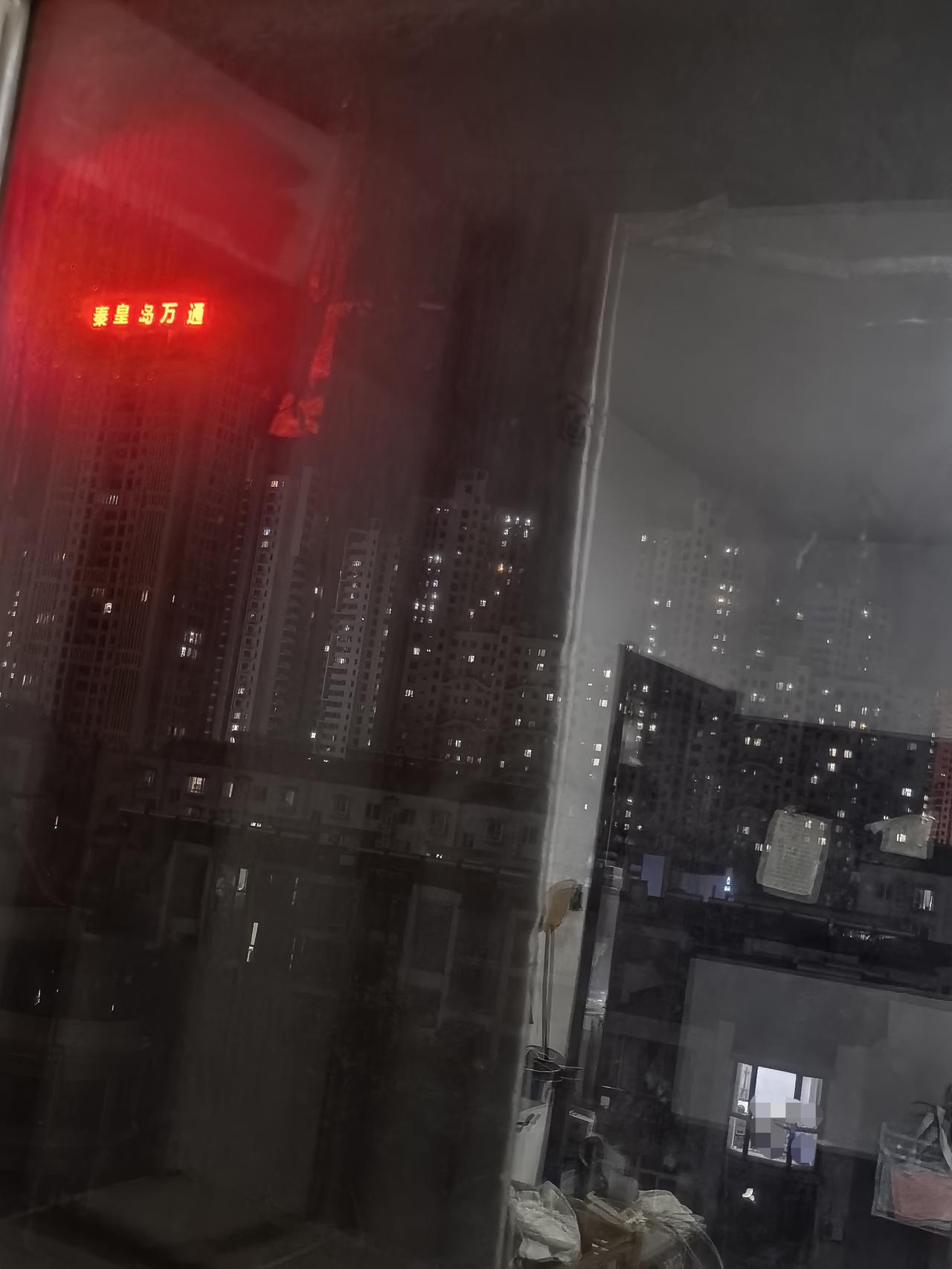 秦皇岛这座美丽的城市再见啦，我喜欢它那灯火辉煌的夜晚，热闹的小吃街，人气满满的早
