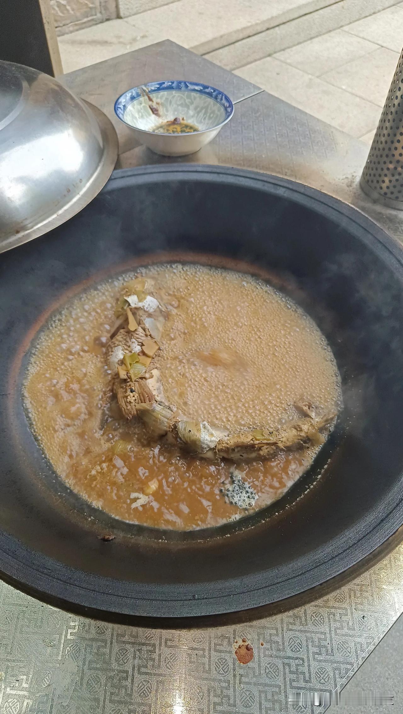 今天柴火大锅炖大鱼，很成功！[耶][酷拽][呲牙]满院飘香！第一次做，很不错！鱼