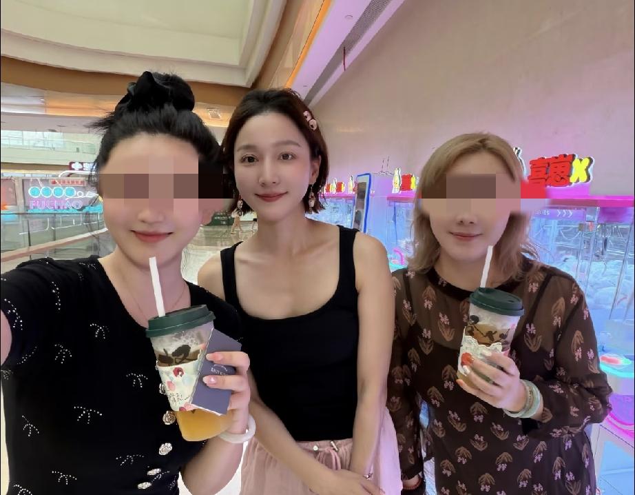 7月17日，网友曝光在长沙看比赛时和夏露的合影，还有看台上抓拍到她的真实颜值，据