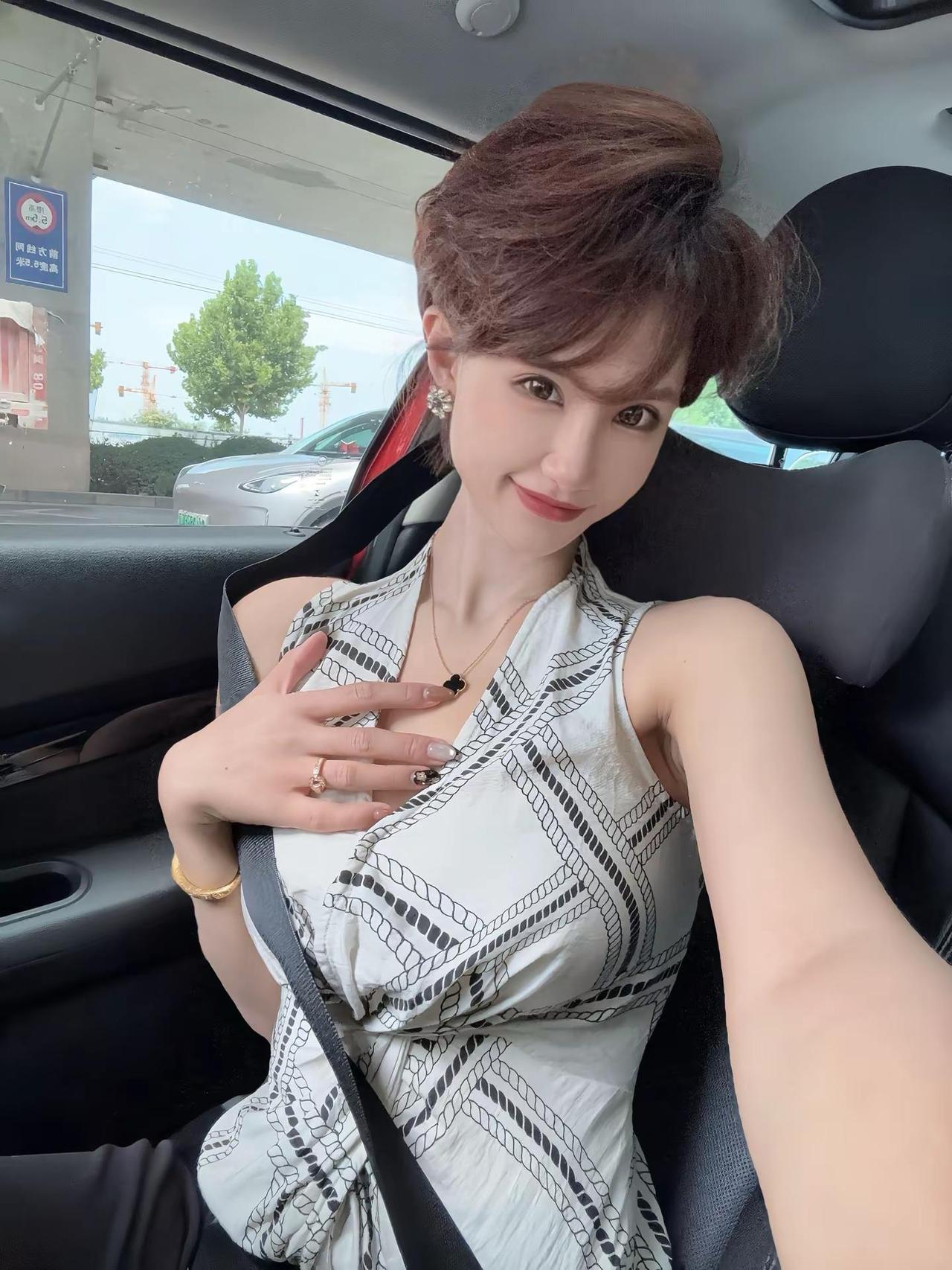 我的臭脸 我的坏脾气 我的难伺候 下辈子都轮不到你。穿搭的尽头是姐姐 同频感穿搭