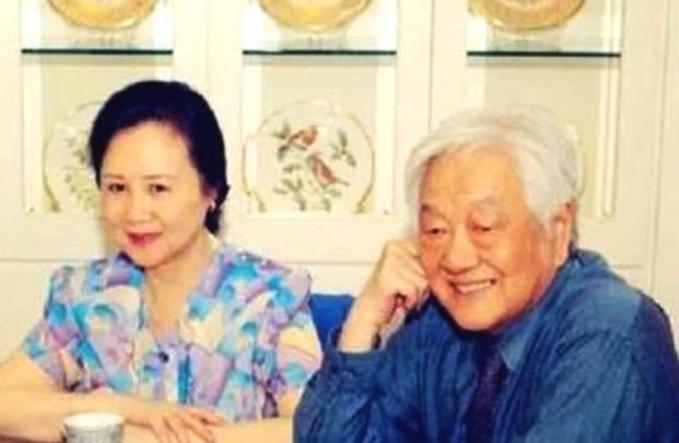 琼瑶在回忆录里写到，2002年平鑫涛嘴唇内侧长痘，跑了五六家医院都被误诊，住院后