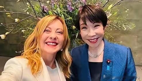 有说“3个婆娘一房”准没好事！而具有野心2女人在一起，则更不是啥好事。

这不！