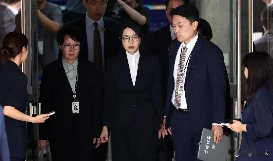 金建希的二审大法官申宗旿在法院内死亡，遗书上写着“对不起我要离开了。”这个时间非