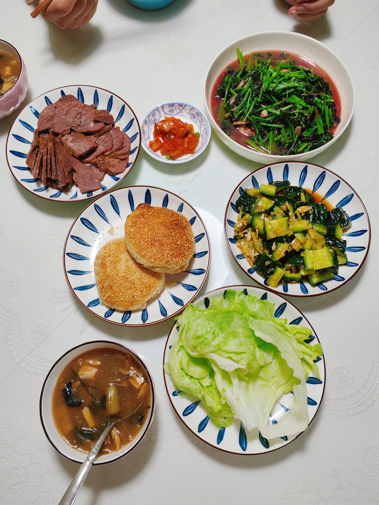 老公说他年纪大了，耳朵不好使。呵，男人找起理由来，真是十八般武艺样样精通啊！
