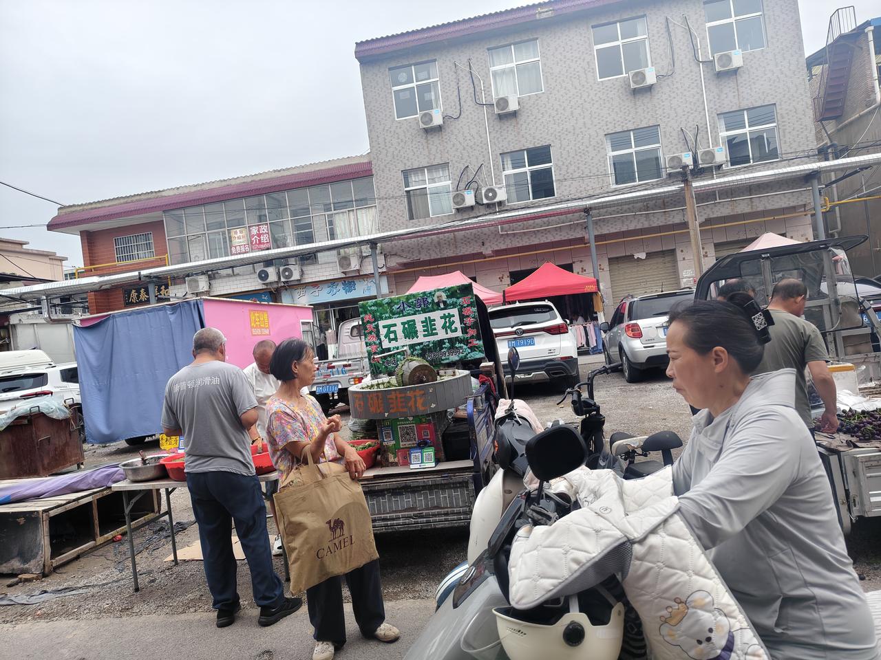 亲，您吃过石碾韭花吗？在运城市盐湖区西街早市，有位师傅在卖石碾韭花，跟前围着人在