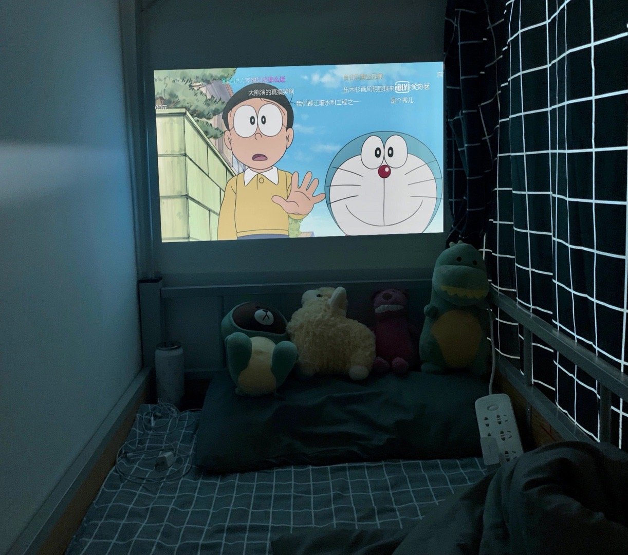 当宿舍安装了投影仪，这也太香了吧。 ​​​