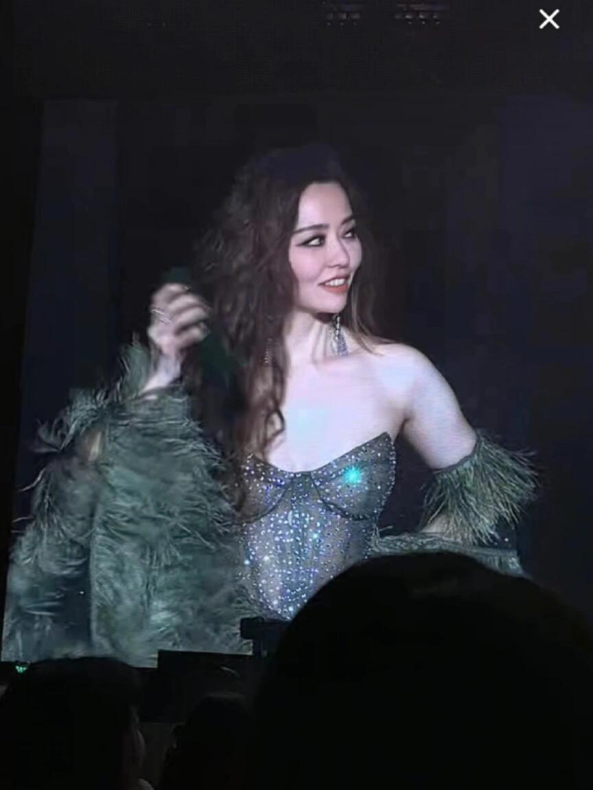 你们有没有这种感觉？
张靓颖在舞台上的命是真的硬。  
生日演唱会她从两米高升降