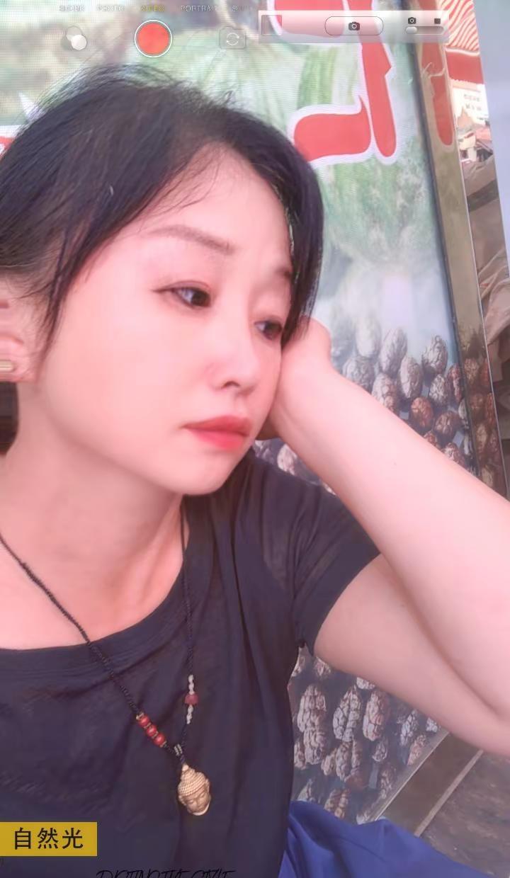 岁月匆匆一转眼就老了再也找不回原来的自己 难过的时候我学会了独自承受 所谓生活一