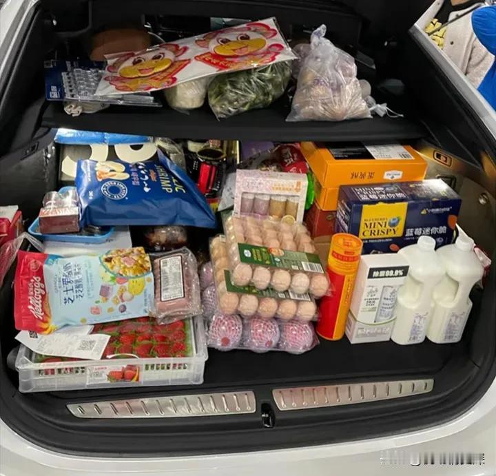 周日回去看望婆婆，老公开车，我们给婆婆买了很多生活用品，毕竟婆婆一个人在农村，买