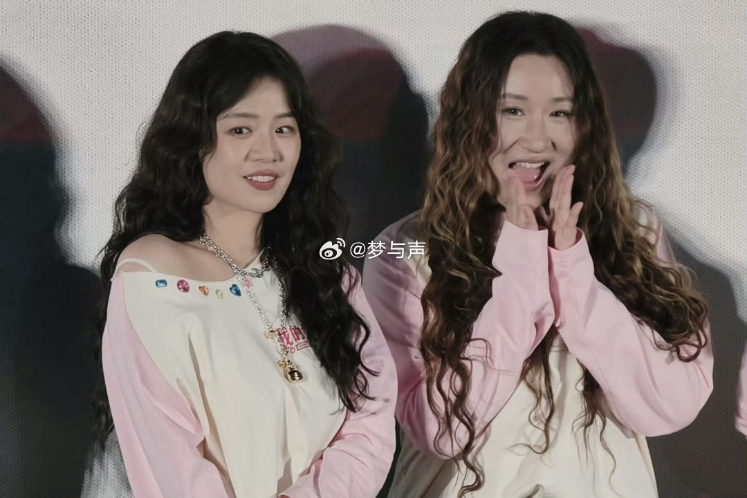 马思纯主动帮锤娜丽莎宣传新专辑锤娜丽莎给马思纯送了颗星星锤娜丽莎曾收到朋友送的星