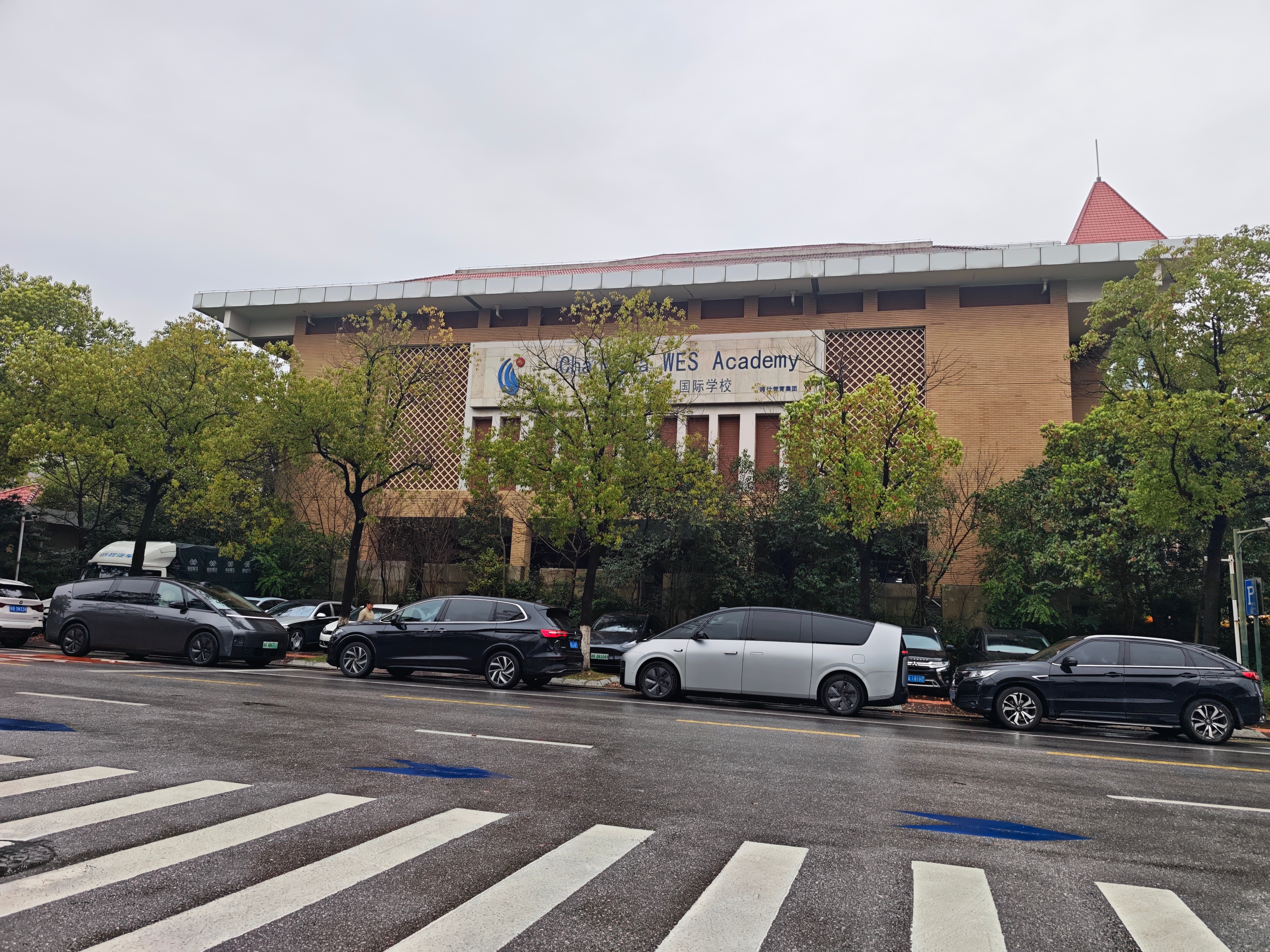 论理想MEGA在国际学校旁接娃的密度理想mega