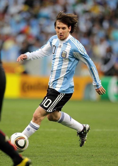 年轻的梅西。足球