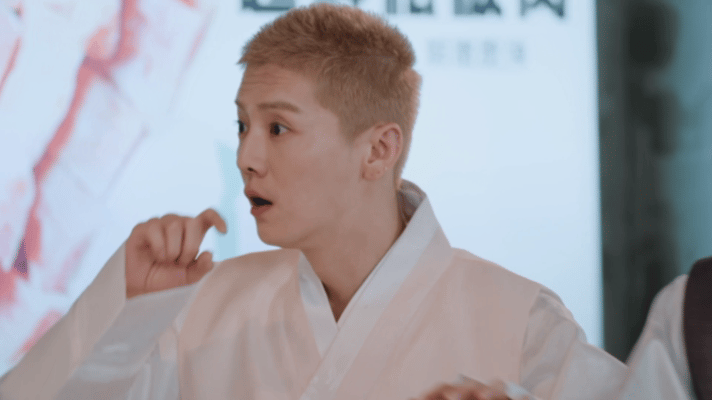 鹿晗被邓超吐槽寸头听力变差寸头莫名背锅，邓超一本正经调侃鹿晗发型影响听力，离谱说